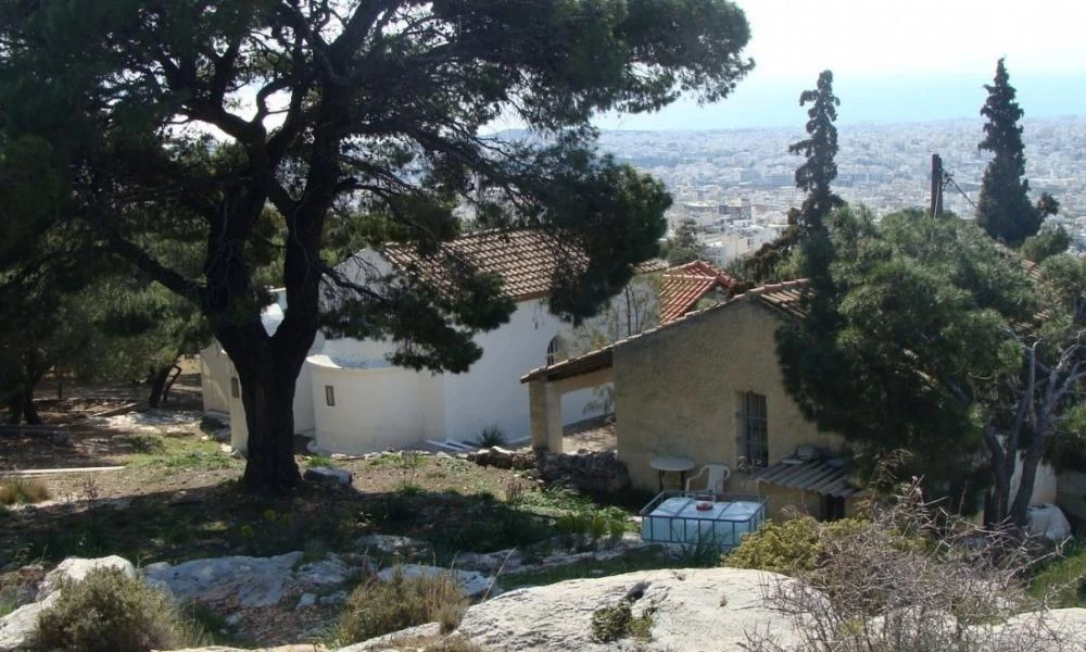 Ηλιούπολη: Ιερέας κλειδώθηκε στην εκκλησία μαζί με τους πιστούς!